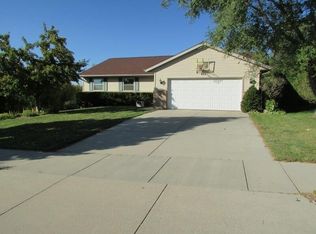 802 Royal Dr, West Bend, WI 53090