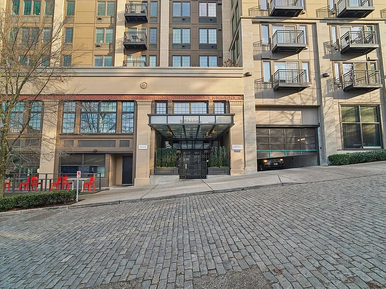Dunn Motors Apartments — Photo 20