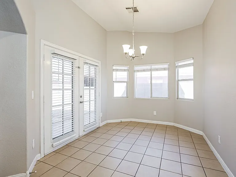 504 Stonehurst Dr — Photo 6