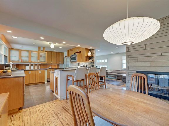 5th image of 614 S Meadowbrook Dr
