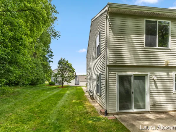 8507 Courtland Dr NE #4, Rockford, MI 49341