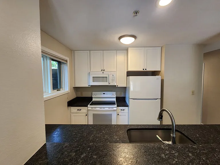 275 Pearl St #9 — Photo 7