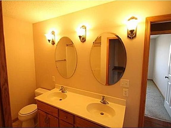 Double Sink Vanity / Bath