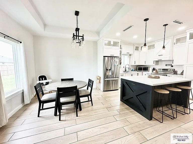 401 Tamarindo Ln — Photo 8