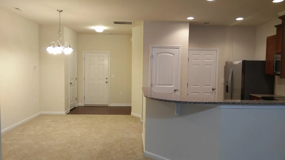 3 bed, 2.5 bath, 1560 sqft, $1,950 — Photo 2