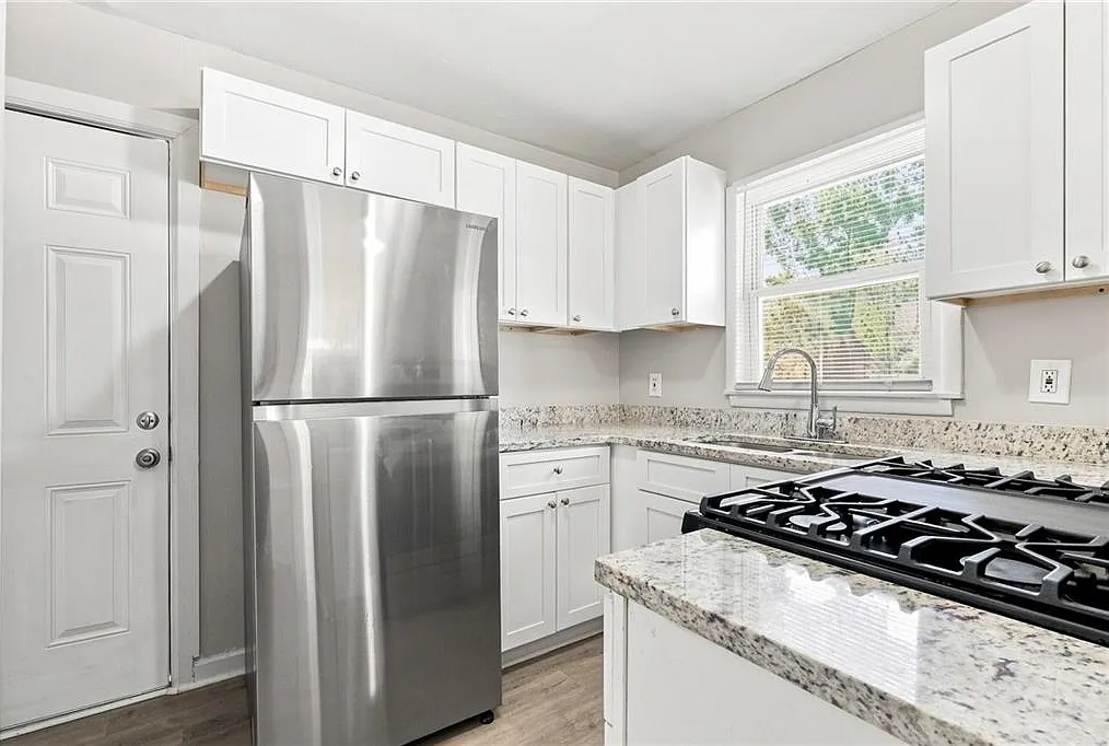 3 bed, 1.0 bath, 880 sqft, $1,465 — Photo 3