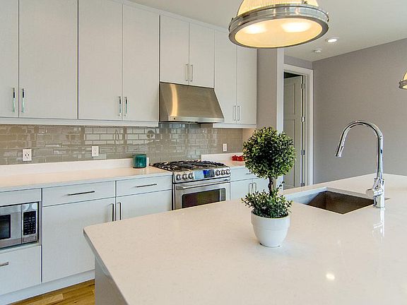 2nd image of 17 Somerset Ln #111
