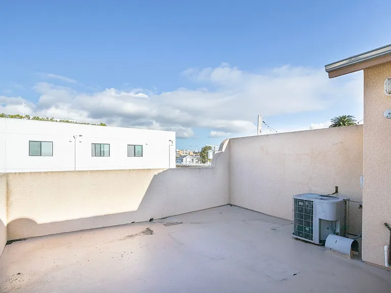 Discover Modern Townhome Living in Palms - 1 & 2 Bedrooms Available, Moments from Culver City! — Photo 18
