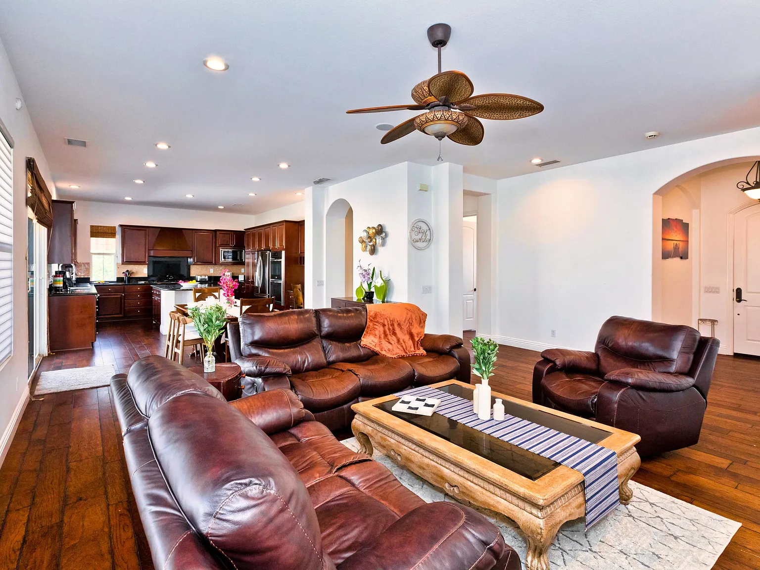 4 bed, 3.5 bath, 2495 sqft, $3,995 — Photo 2