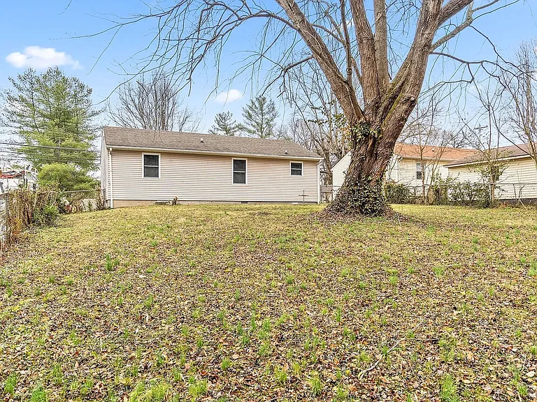 214 Tobacco Rd — Photo 12