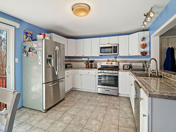 4th image of 38585 N Hilltop Ave