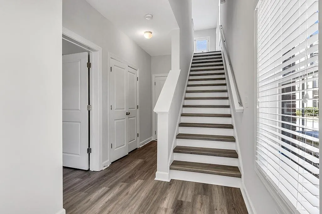 3 bed, 3.5 bath, 2200 sqft, $3,000 — Photo 3