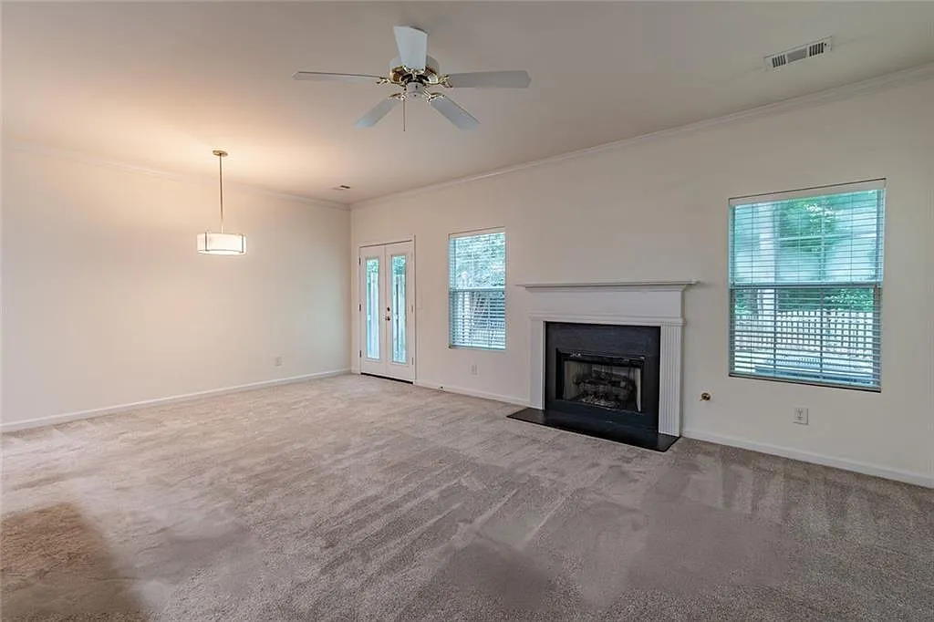 3 bed, 2.5 bath, 1696 sqft, $2,100 — Photo 2