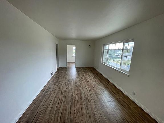 4th image of 9972 Garibaldi Ave
