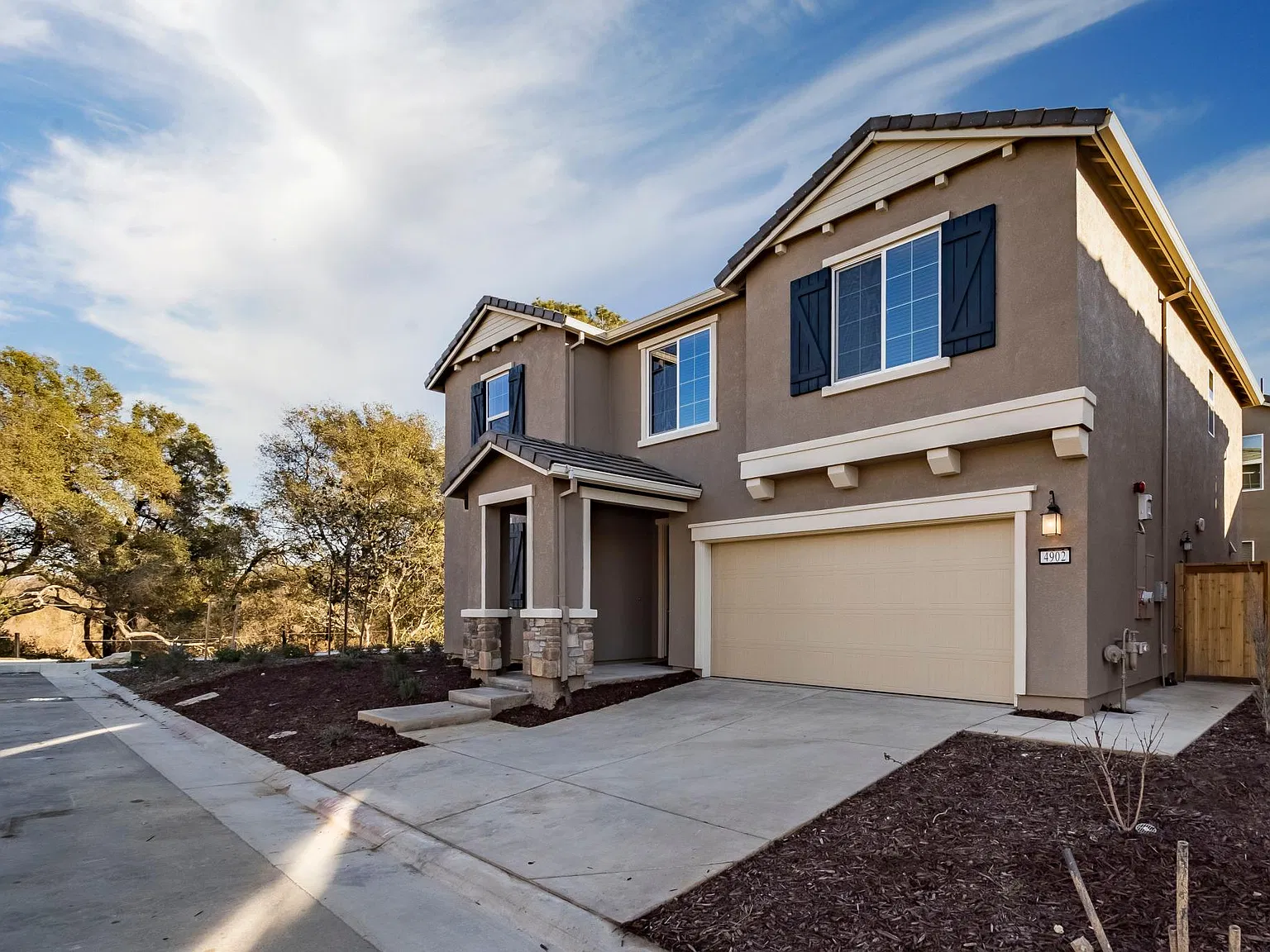 5 bed, 2551 sqft, $3,800 — Photo 2