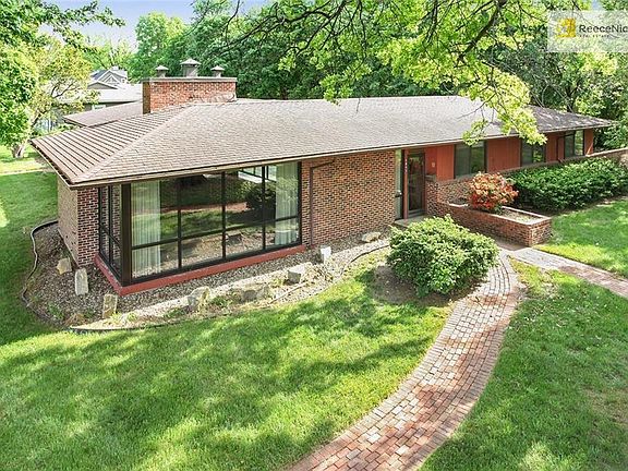 A Mid-Century Modern Lover's Dream!