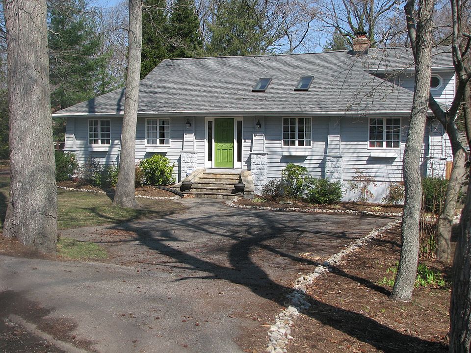 Round Bay living... a short walk to the beach