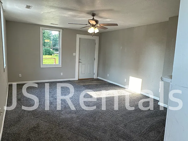 1212 E 5th St — Photo 1