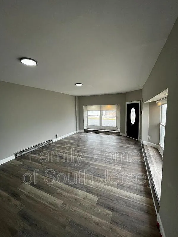 3 bed, 2.0 bath, 1000 sqft, $2,100 — Photo 2