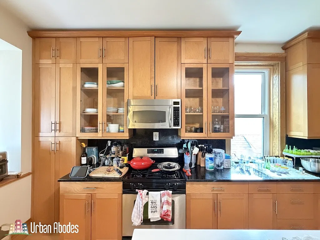 833 N Rockwell St — Photo 4