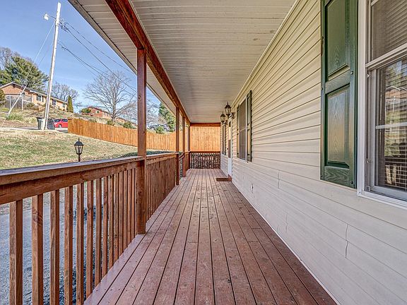 4th image of 752 Shelbourne Ave