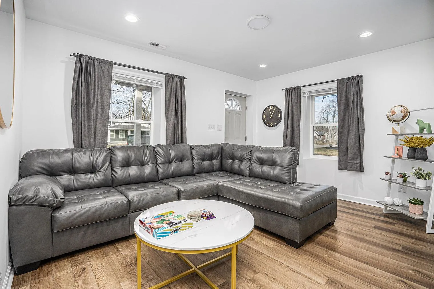 3 bed, 2.0 bath, 893 sqft, $2,617 — Photo 2