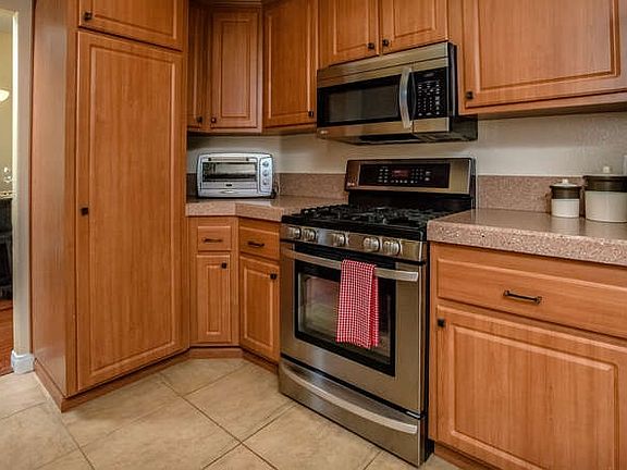 3rd image of 1738 Las Palmas Ln