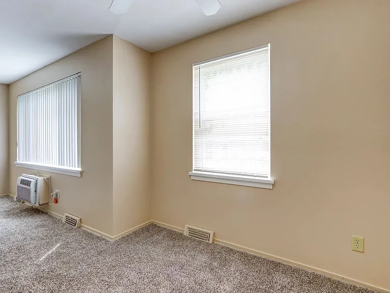 Ellacott Parkway Apartments — Photo 43