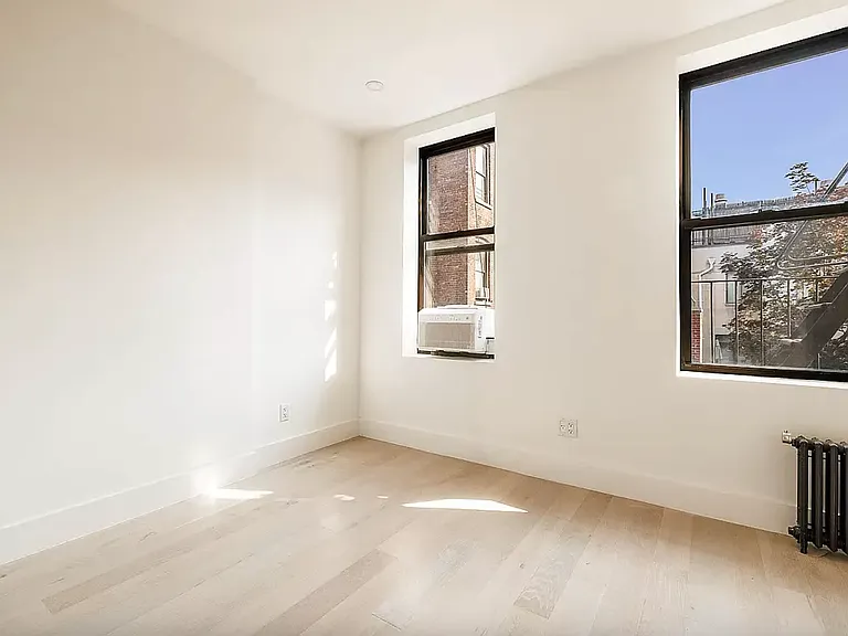 229 W 20th St #4A — Photo 4