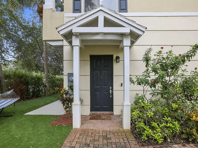 616 NW 38th Cir — Photo 3