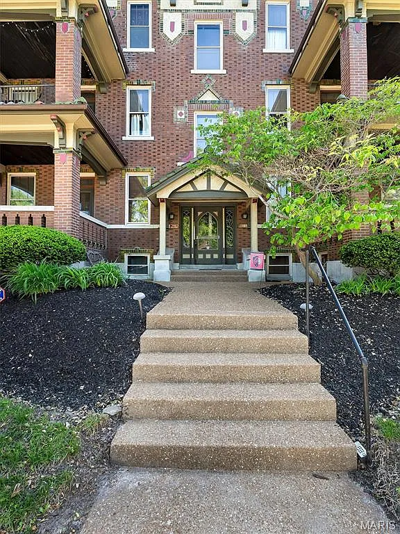 2 bed, 1.5 bath, 1239 sqft, $2,300 — Photo 2
