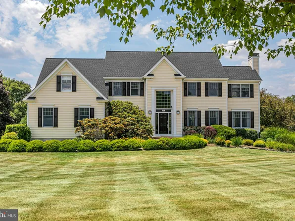 21 Willow Creek Dr, Pennington, NJ 08534
