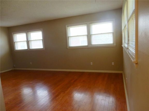 4th image of 3157 Columbia Dr