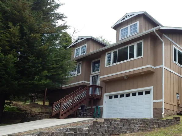 2245 Hamilton St, North Bend, OR 97459