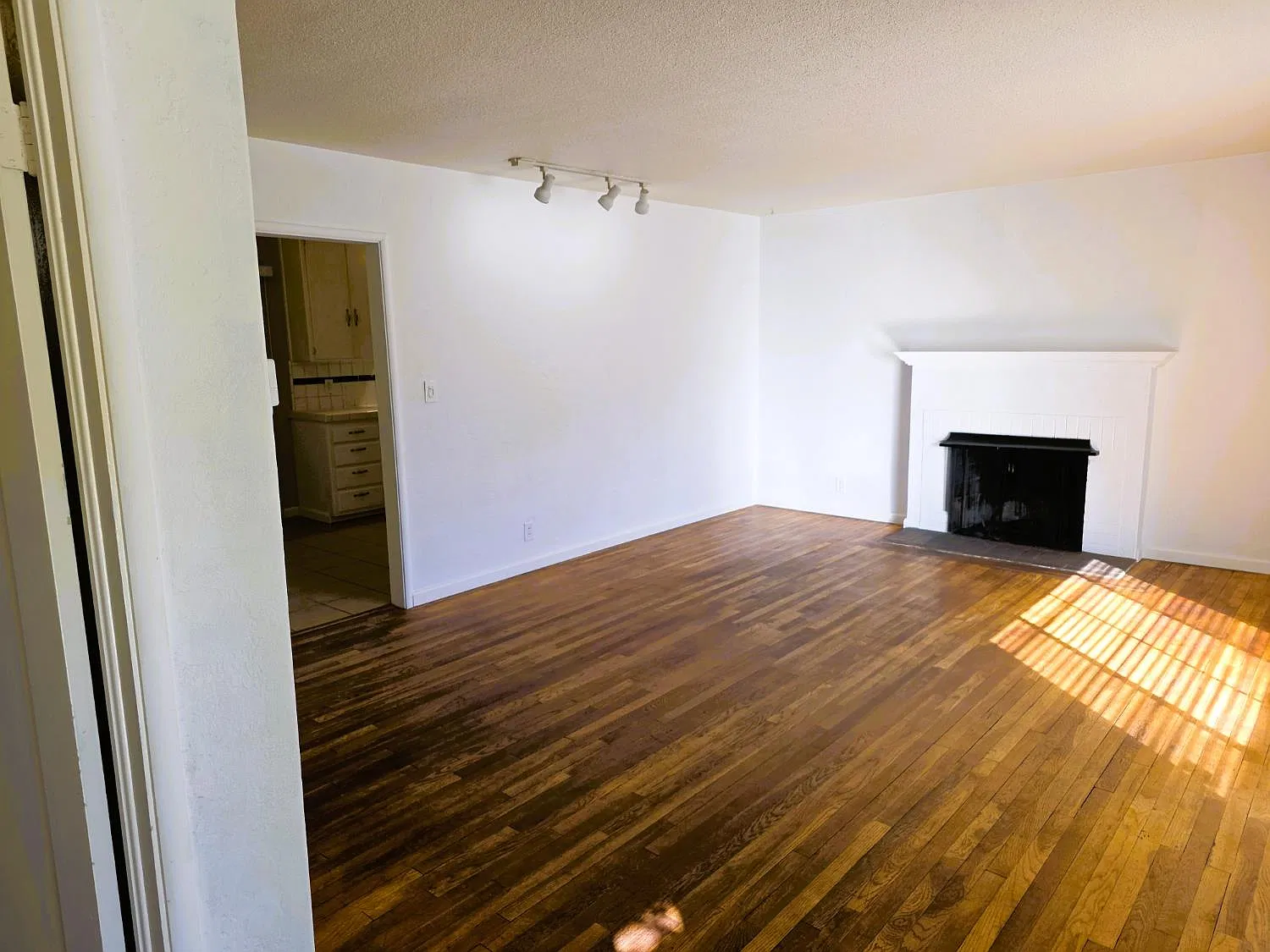 2 bed, 900 sqft, $1,795 — Photo 2