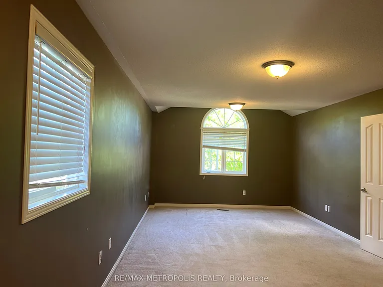 144 Meadowoak Cres — Photo 4