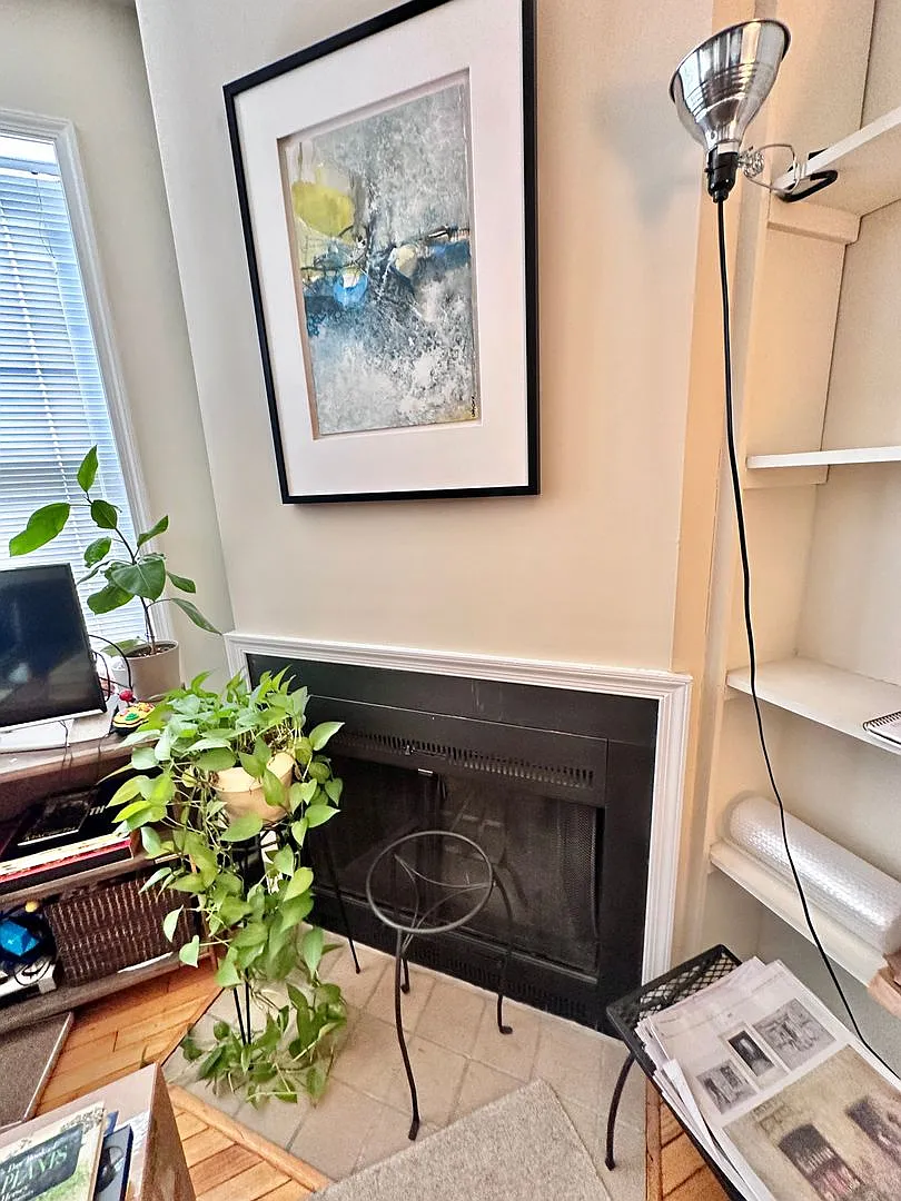 Logan/Dupont Top Floor 1BR 1BA unit with Fireplace and a balcony! — Photo 4