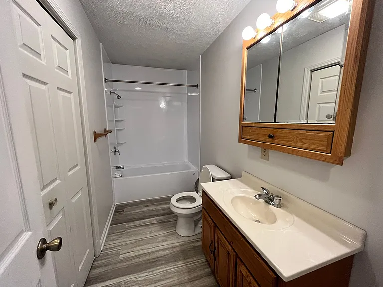 210 S Walnut St — Photo 6