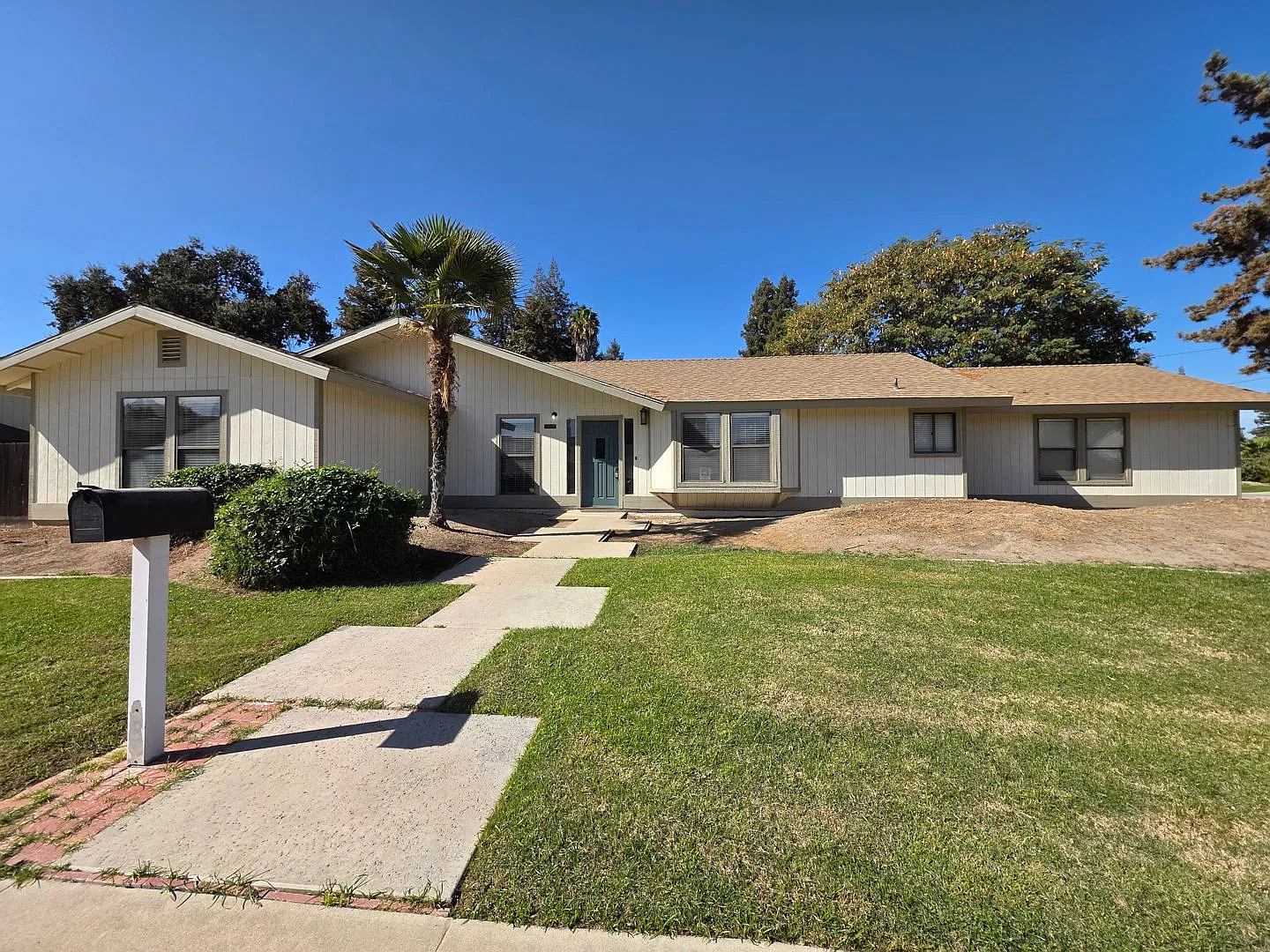 Recently Remodeled 4 Bedroom 2 Bathroom Home in NE Visalia! — Photo 1