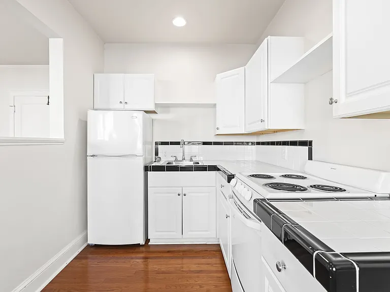 Amber Court Apartments — Photo 11