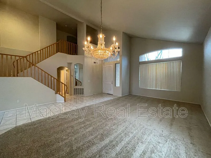 5 bed, 3.0 bath, 3032 sqft, $2,995 — Photo 2