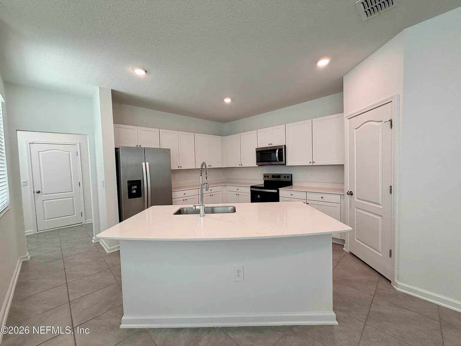 3 bed, 2.5 bath, 1795 sqft, $2,200 — Photo 3