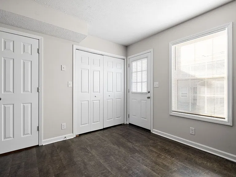 Executive Avenue-249 (x4) — Photo 8