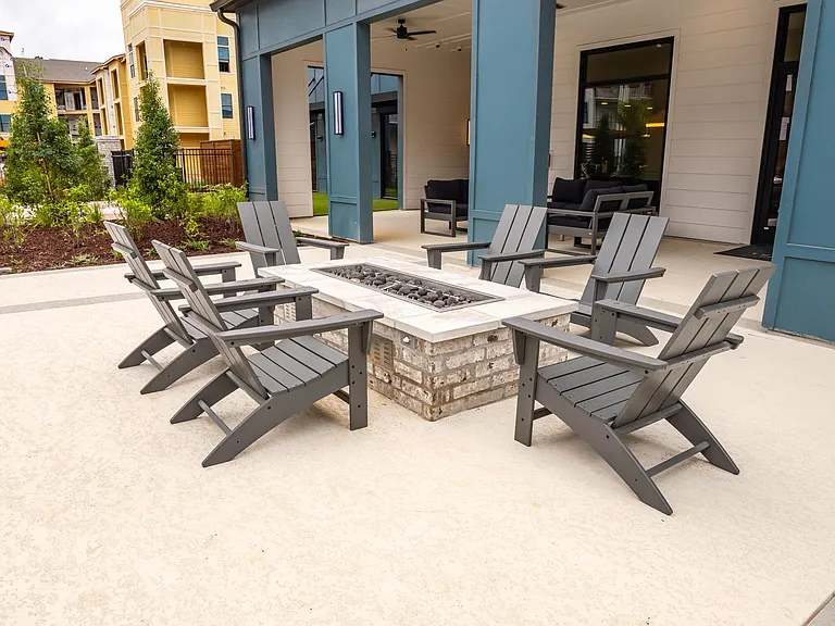 Firepit & Outdoor Lounge Area