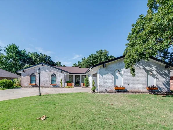 1304 Mockingbird Ln, Edmond, OK 73034