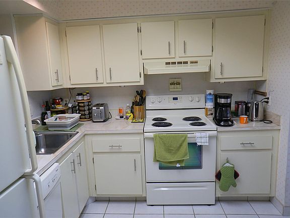 5th image of 4570 NW 18th Avenue #403