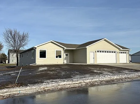704 5th St SE, Lake Preston, SD 57249