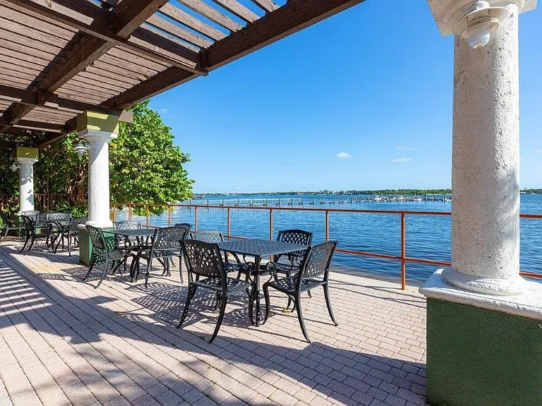 Manatee Bay Apartments — Photo 38