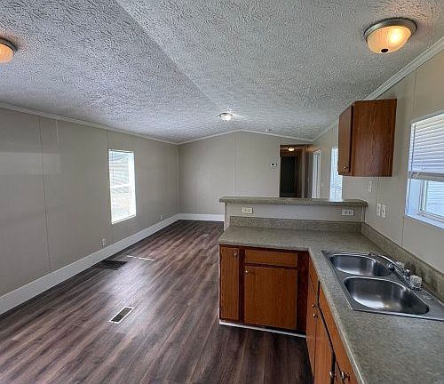 5th image of 136 Yellow Pine Ln