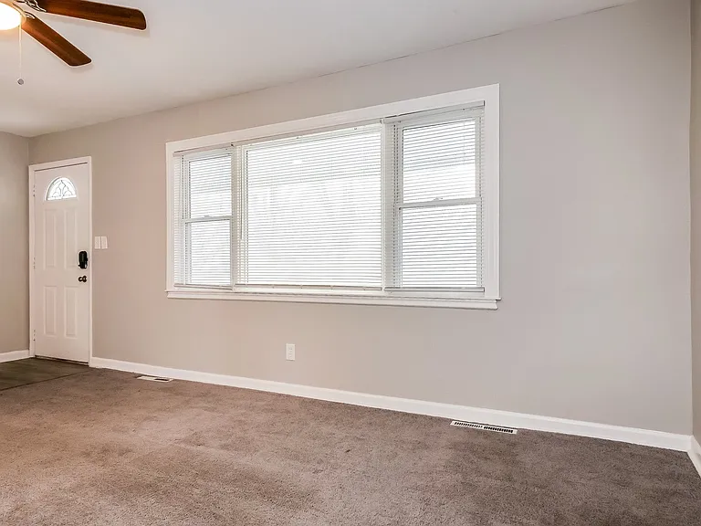 775358_018_living_room_13395978.jpg